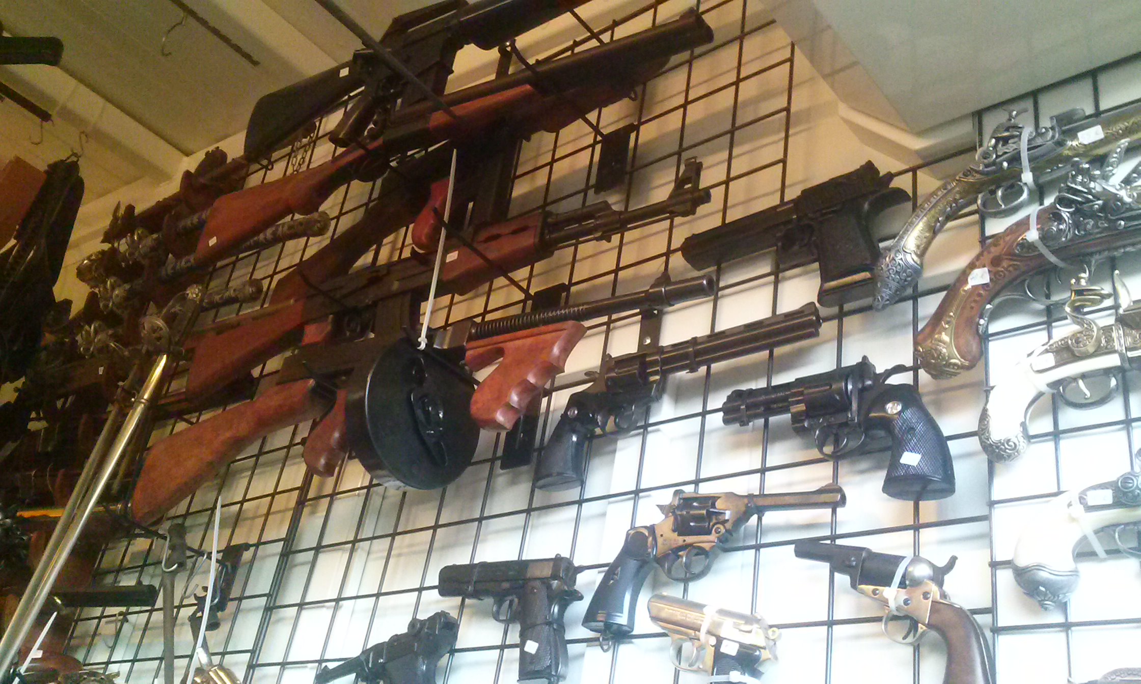 WEAPONS ETALAGE